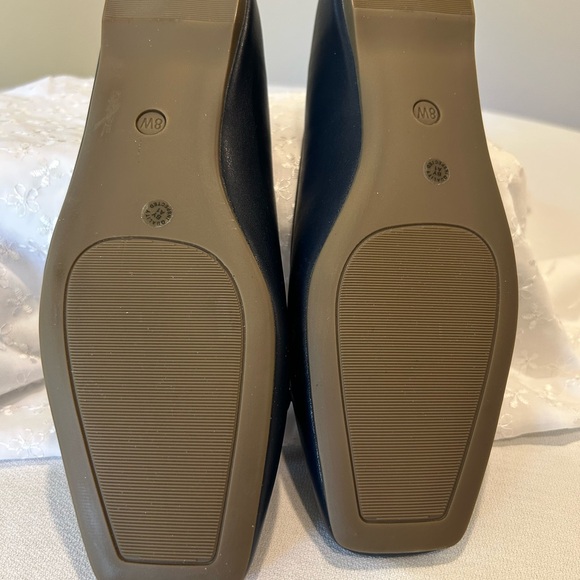 Liz Claiborne Black Flats Sleek Design - Picture 4 of 6